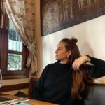 Deniz Barut Instagram - Farkında olmadığımız zamanların yer eden anıları… Geriye bakınca anlaşılan bugün 🤍 İzmir… Ben…