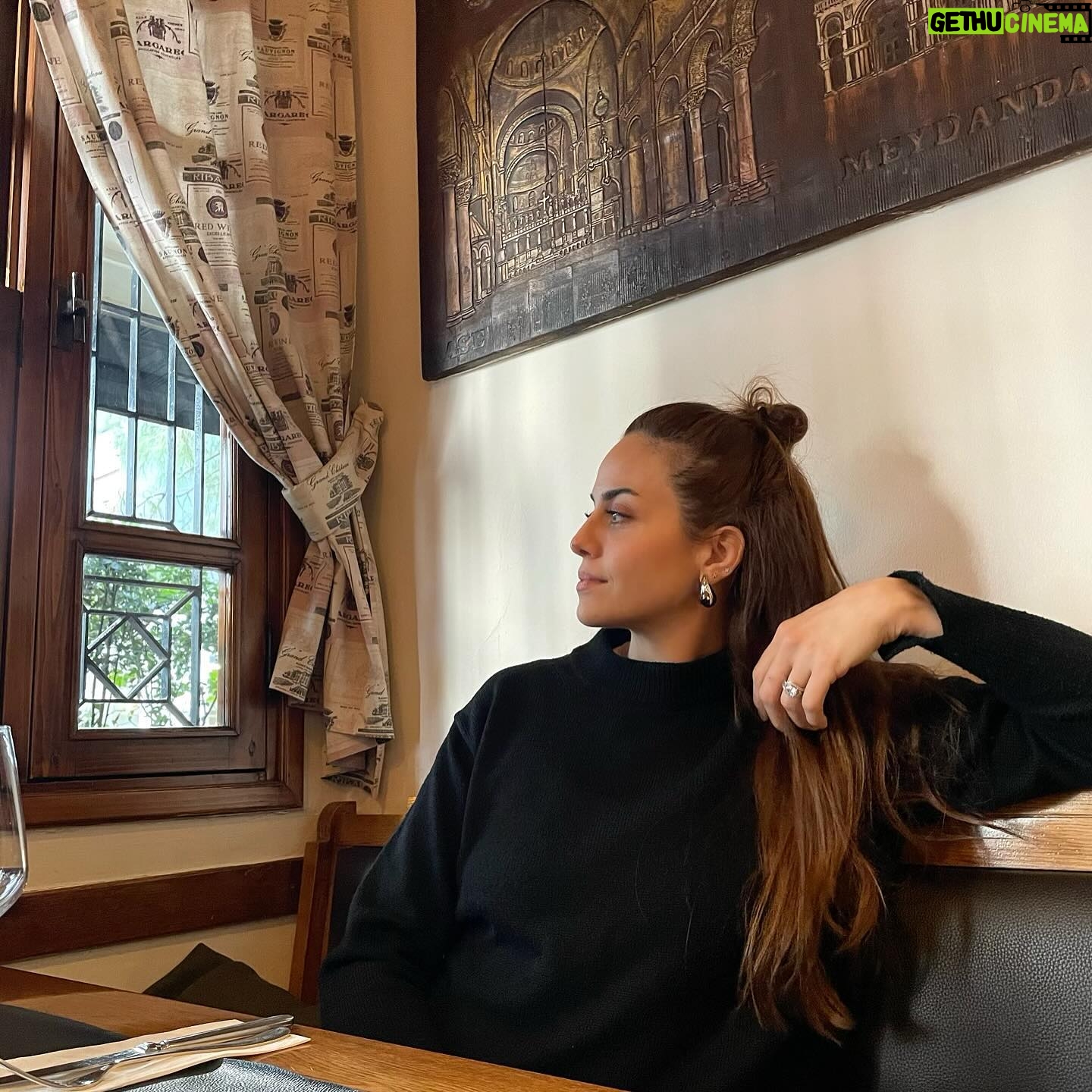 Deniz Barut Instagram - Farkında olmadığımız zamanların yer eden anıları… Geriye bakınca anlaşılan bugün 🤍 İzmir… Ben…
