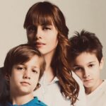 Deniz Barut Instagram - Şimdi neredeyse 18 ve 16 yaşındalar… Kuzey ve Uzay… Şu hayatta başıma gelenlerin en güzeli anne olmak… Çok seviyorum, nefesimi durduracak kadar… Mesela onlar yanımdayken hala heyecanlanıyorum :) Evlatlarımız, özgür ve özgün, bağlı ama bağımlı olmayan, sevgimizi sırtlarına aldıkları gibi açılan bir yelkenli, yeniye iyiye rehberlik eden deniz fenerlerimiz olsunlar… Kuzey ve Uzay’ın annesi olmak; ne büyük meziyet🤍 İyi ki🪷
