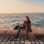 Deniz Barut Instagram - Farkında olmadığımız zamanların yer eden anıları… Geriye bakınca anlaşılan bugün 🤍 İzmir… Ben…
