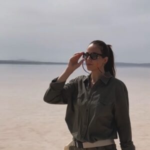 Deniz Barut Instagram - Tuzlu ortamlara uyum sağlamış olan flamingo, kılıçgaga, angıt ve benzeri kuşların yanı sıra yağmurcunlar, turnalar, yaban kazları ve yaban ördekleriyle tuz gölündeki yaşama uyum sağlayabilecek yegane insan kişisi olduğum son derece açık. Zaten ben kimimki flamingo uyum sağlamışken ben sağlamayayım? :) Ben zaten insandan çok doğayım. Buraya kadar okuyan canım dost şu paylaşımıma uyum sağladın demektir. Var ol🫠