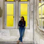 Deniz Barut Instagram – Mevsimin sonbahar, hissedilenin yaz olduğu,  bir yerlerde çocukların öldürüldüğü, dünyanın yine her zamanki gibi sınıfta kaldığı, medeniyet şovu yapanların iki yüzlü, insanlık dersi verenlerin nankör olduğu, utanmazların cirit attığı, iyilerin evine kapandığı, İstanbul’un ara sokaklarının yine ve iyi ki şaşırttığı bir gün daha…
Benim içinse insanla, sokakla, sanatla ve yaşıyor olmaya şükranla geçen bir gün daha…