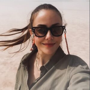 Deniz Barut Instagram - Tuzlu ortamlara uyum sağlamış olan flamingo, kılıçgaga, angıt ve benzeri kuşların yanı sıra yağmurcunlar, turnalar, yaban kazları ve yaban ördekleriyle tuz gölündeki yaşama uyum sağlayabilecek yegane insan kişisi olduğum son derece açık. Zaten ben kimimki flamingo uyum sağlamışken ben sağlamayayım? :) Ben zaten insandan çok doğayım. Buraya kadar okuyan canım dost şu paylaşımıma uyum sağladın demektir. Var ol🫠