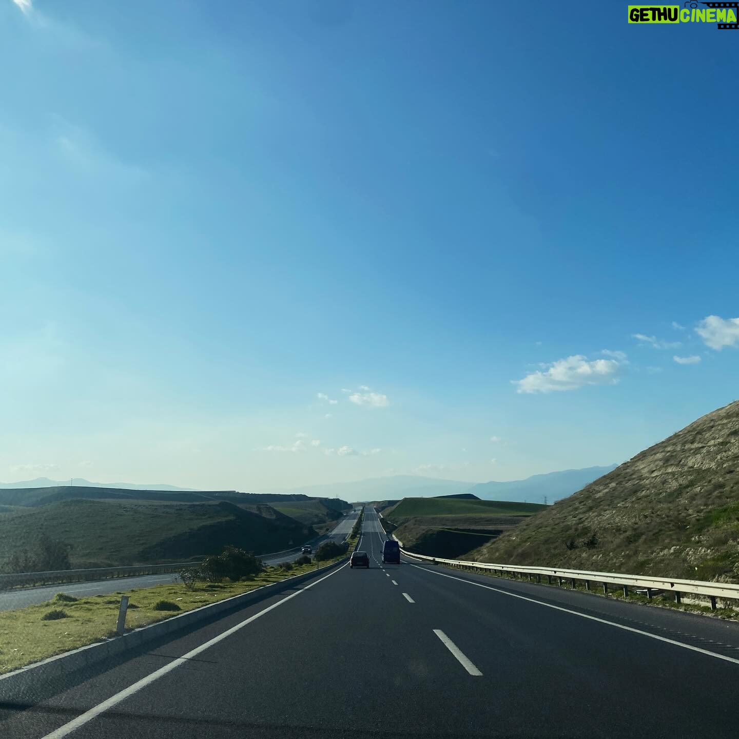 Deniz Barut Instagram - Denizli’nin adım adım yollarıııı oğlan yollarıııı Evlerinin önü bulgur kazanıııı oğlan kazanıııı Herkes sever okuyanı yazanı oğlan yazanııııı… Ve Pamuk ve ben.