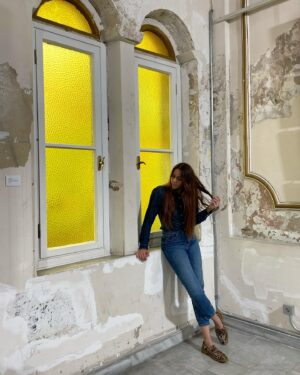 Deniz Barut Instagram - Mevsimin sonbahar, hissedilenin yaz olduğu,  bir yerlerde çocukların öldürüldüğü, dünyanın yine her zamanki gibi sınıfta kaldığı, medeniyet şovu yapanların iki yüzlü, insanlık dersi verenlerin nankör olduğu, utanmazların cirit attığı, iyilerin evine kapandığı, İstanbul’un ara sokaklarının yine ve iyi ki şaşırttığı bir gün daha…
Benim içinse insanla, sokakla, sanatla ve yaşıyor olmaya şükranla geçen bir gün daha…