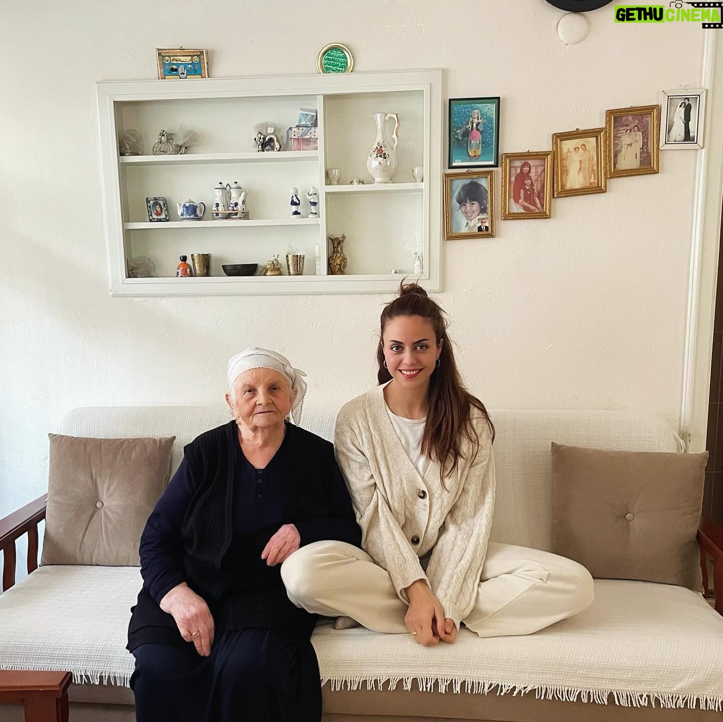 Deniz Barut Instagram - Denizli’nin adım adım yollarıııı oğlan yollarıııı Evlerinin önü bulgur kazanıııı oğlan kazanıııı Herkes sever okuyanı yazanı oğlan yazanııııı… Ve Pamuk ve ben.