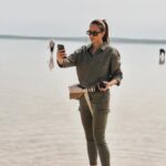 Deniz Barut Instagram - Tuzlu ortamlara uyum sağlamış olan flamingo, kılıçgaga, angıt ve benzeri kuşların yanı sıra yağmurcunlar, turnalar, yaban kazları ve yaban ördekleriyle tuz gölündeki yaşama uyum sağlayabilecek yegane insan kişisi olduğum son derece açık. Zaten ben kimimki flamingo uyum sağlamışken ben sağlamayayım? :) Ben zaten insandan çok doğayım. Buraya kadar okuyan canım dost şu paylaşımıma uyum sağladın demektir. Var ol🫠