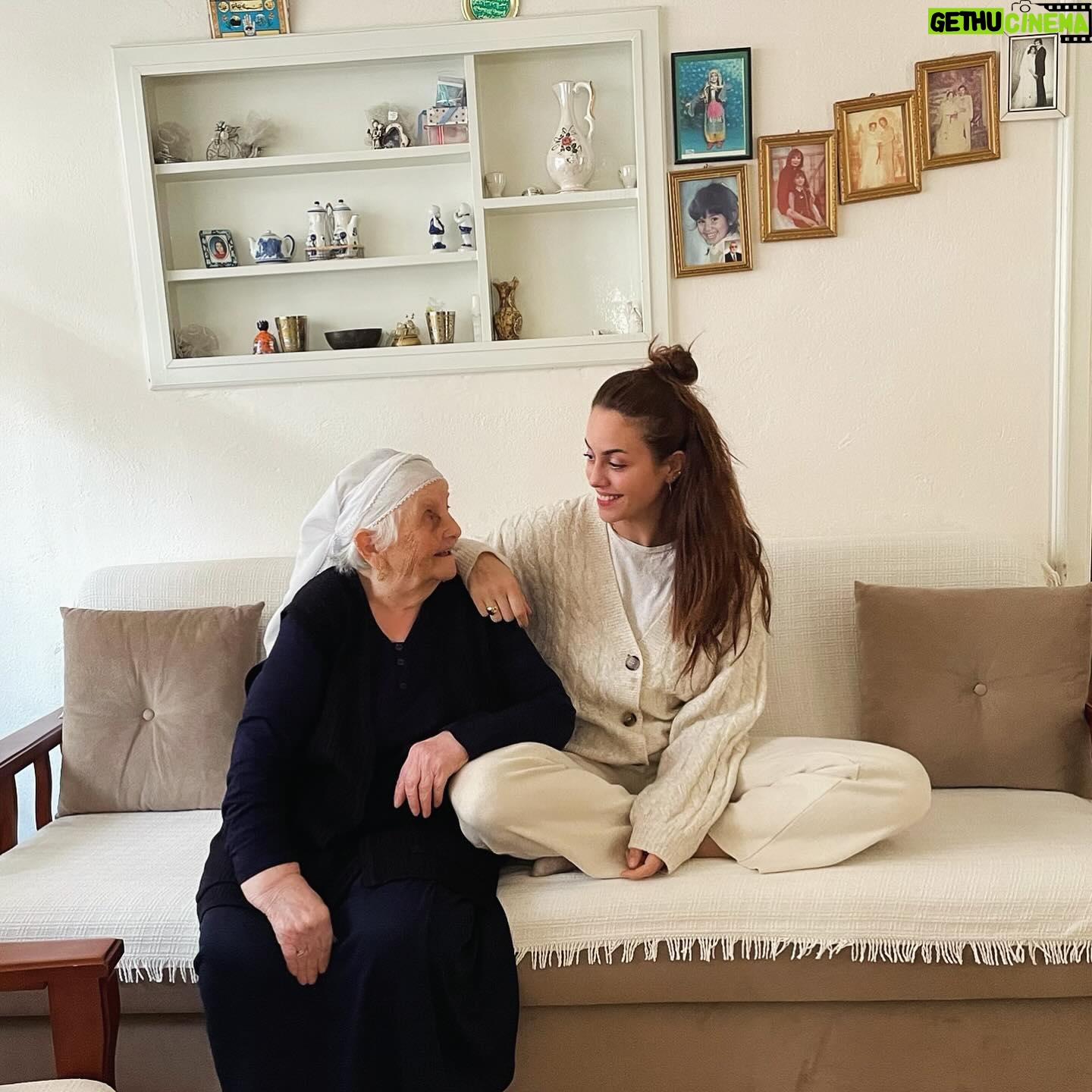 Deniz Barut Instagram - Denizli’nin adım adım yollarıııı oğlan yollarıııı Evlerinin önü bulgur kazanıııı oğlan kazanıııı Herkes sever okuyanı yazanı oğlan yazanııııı… Ve Pamuk ve ben.