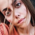 Deniz Barut Instagram - “Ben 4 kişiyim: 1 ben, 2 içimdeki, 3 aynadaki, 4 kalbimdeki... Ben’i geç, içimdeki zaten deli, kır aynadakini. Ya kalbimdeki?” …