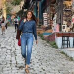 Deniz Barut Instagram - “Ben 4 kişiyim: 1 ben, 2 içimdeki, 3 aynadaki, 4 kalbimdeki... Ben’i geç, içimdeki zaten deli, kır aynadakini. Ya kalbimdeki?” …