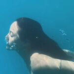 Deniz Barut Instagram - “Ben 4 kişiyim: 1 ben, 2 içimdeki, 3 aynadaki, 4 kalbimdeki... Ben’i geç, içimdeki zaten deli, kır aynadakini. Ya kalbimdeki?” …