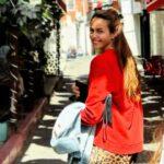 Deniz Barut Instagram – Arada açar açar okurum bazı başucu kitaplarımı…Rastgele bir sayfa seçer onu da birine, bir duruma, bir ana ithaf ederim :) Kendi kendime eğlencelik mevzular😉
Bugünün rastgele sayfasını kendime armağan ettim gitti🪷

‘Geç endam aynasının karşısına, 
seyret bacım tepeden tırnağa kendini
göreyim yılbaşı ağacı gibi süslendiğini
beyaz, yeşil, ışıl ışıl.’
#nazımhikmet #birsovyetkadınınyeniyılı