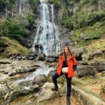 Deniz Barut Instagram – Bir solukta Doğu Karadeniz… Şu Mençuna’ya bakar mısınız?  Suyun iyesinden aldım iznimi, kuvvetimi, içtim şifa olsun diye…
 @vedat__atasoy ve şahane ekibiyle güzel işler peşindeyiz,hepimiz için ve  çok güzel diyarlarda… 
Yakında görücüye çıkar :) 

#arhavi