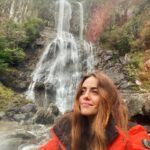 Deniz Barut Instagram – Bir solukta Doğu Karadeniz… Şu Mençuna’ya bakar mısınız?  Suyun iyesinden aldım iznimi, kuvvetimi, içtim şifa olsun diye…
 @vedat__atasoy ve şahane ekibiyle güzel işler peşindeyiz,hepimiz için ve  çok güzel diyarlarda… 
Yakında görücüye çıkar :) 

#arhavi