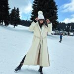 Deniz Durmaz Instagram – Aaah ah nerede o eski şehire yağan karlar.. Şimdi görmek için dağa çıkar olduk… 😀 (Babanneye bağladım)
