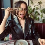 Deniz Durmaz Instagram - Bana en komik chopstick maceranı anlatır mısın? Ben ilk sushi maceramı aman yeto bu çubukları kullanamayacağım diye atıp çatal istemiştim.. Bön bön bakmışlardı. Öyle de yedim,napayım🤷‍♀️ Sonra tabi alıştık sticklere.. Fakat yine de bir Japon gibi kullanamıyorum😀