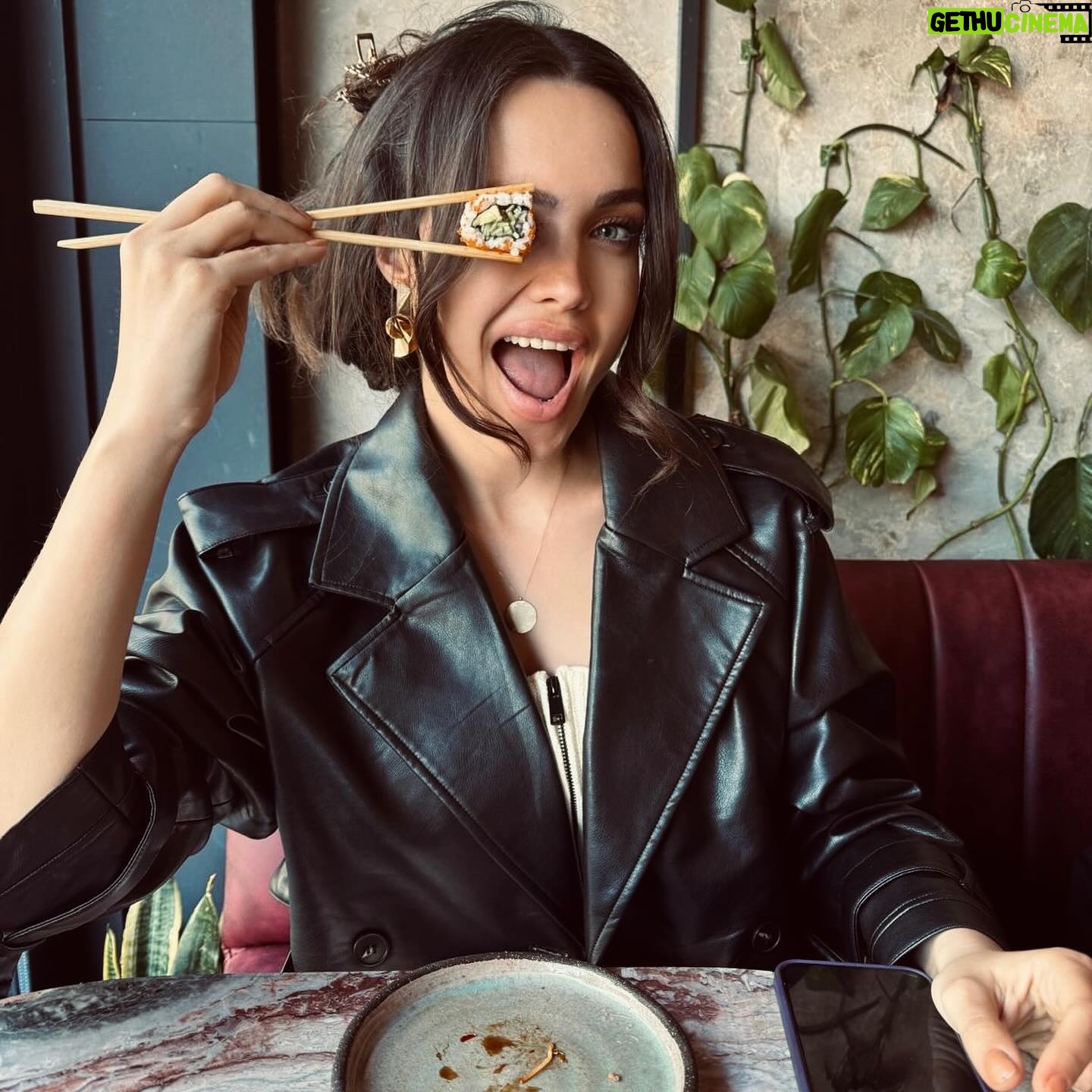 Deniz Durmaz Instagram - Bana en komik chopstick maceranı anlatır mısın? Ben ilk sushi maceramı aman yeto bu çubukları kullanamayacağım diye atıp çatal istemiştim.. Bön bön bakmışlardı. Öyle de yedim,napayım🤷♀️ Sonra tabi alıştık sticklere.. Fakat yine de bir Japon gibi kullanamıyorum😀