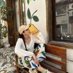 Deniz Durmaz Instagram - Limoncu geldiiiii limoooonnnnnn😀🍋 Peki soruyorum turşu limonla mı olur sirkeyle mi? 😀Çok seviyorum limon ağaçlarını.. Bahçeli bir evim olsun heryer limon ağaçlarıyla dolsun.😍 Bu arada apartmanımızın bahçesinde limon ağacı var fakat 1 tane alabildim bu sene.🙈 Sizin bahçeniz var mı? Böyle hobileriniz var mı? Marka gözükmüş #reklam ..