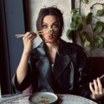 Deniz Durmaz Instagram - Bana en komik chopstick maceranı anlatır mısın? Ben ilk sushi maceramı aman yeto bu çubukları kullanamayacağım diye atıp çatal istemiştim.. Bön bön bakmışlardı. Öyle de yedim,napayım🤷‍♀️ Sonra tabi alıştık sticklere.. Fakat yine de bir Japon gibi kullanamıyorum😀