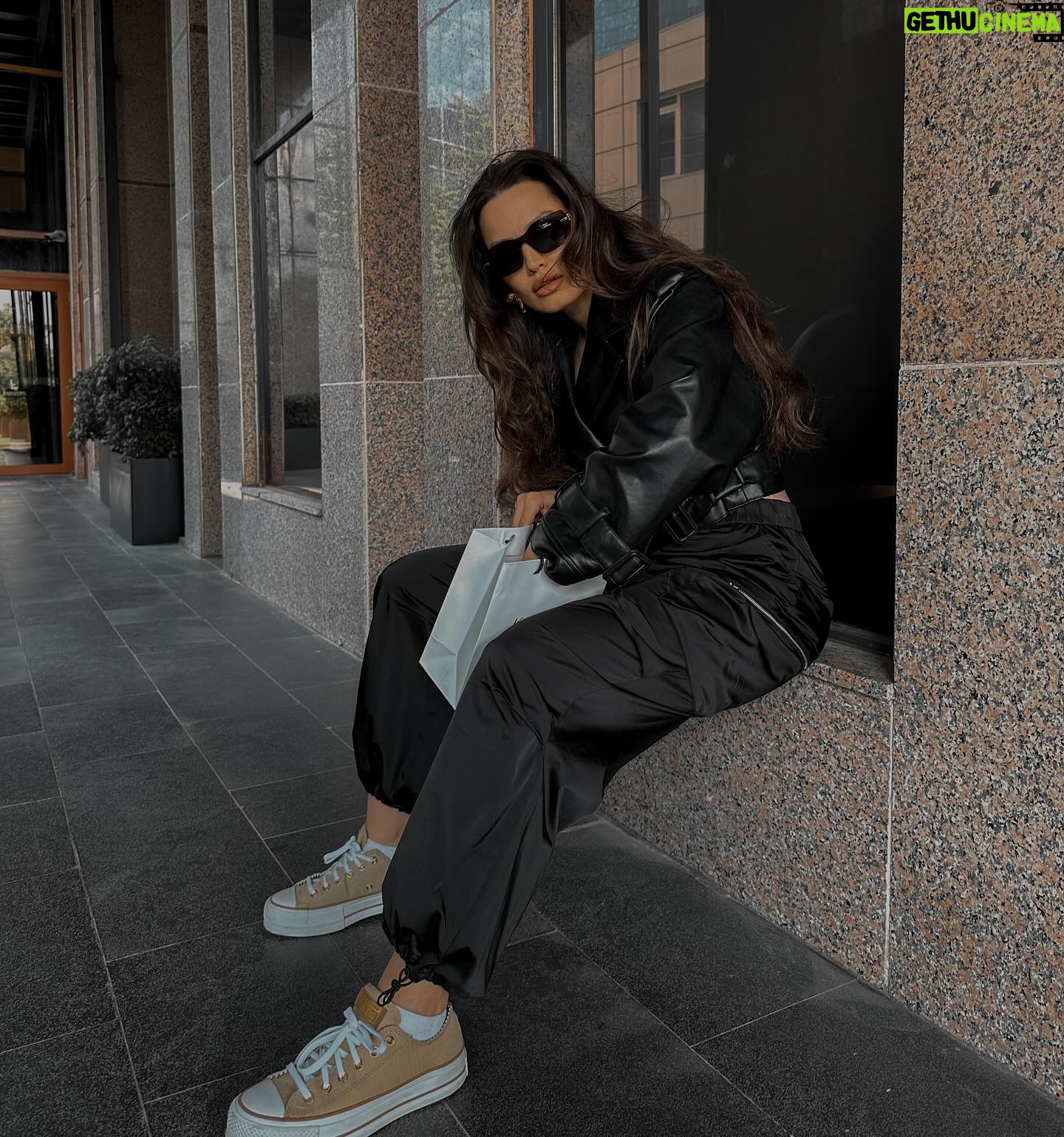 Deniz Durmaz Instagram - O zaman mükemmel hafta diliyorum hepimize🌹 Sağlık,keyif,bolluk bereket,aşk,mutluluk dolu bir hafta için herkes yoruma enerjisini bıraksın dolsun taşsın. 🍯 Şimdi yoruma sende “Tüm güzel enerjiler bizimle” yaz. Burdan enerjiyi gönderiyorum. 🤍💰🌺😀🥰 Gözüken marka #reklam