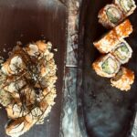Deniz Durmaz Instagram - Bana en komik chopstick maceranı anlatır mısın? Ben ilk sushi maceramı aman yeto bu çubukları kullanamayacağım diye atıp çatal istemiştim.. Bön bön bakmışlardı. Öyle de yedim,napayım🤷‍♀️ Sonra tabi alıştık sticklere.. Fakat yine de bir Japon gibi kullanamıyorum😀