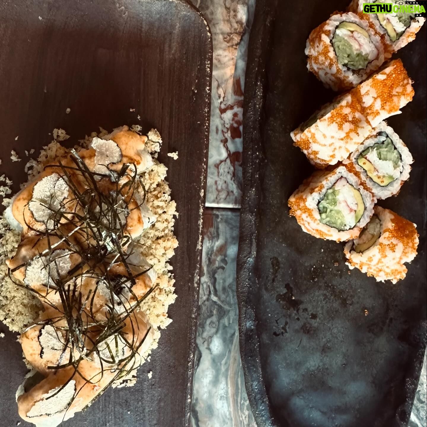 Deniz Durmaz Instagram - Bana en komik chopstick maceranı anlatır mısın? Ben ilk sushi maceramı aman yeto bu çubukları kullanamayacağım diye atıp çatal istemiştim.. Bön bön bakmışlardı. Öyle de yedim,napayım🤷♀️ Sonra tabi alıştık sticklere.. Fakat yine de bir Japon gibi kullanamıyorum😀