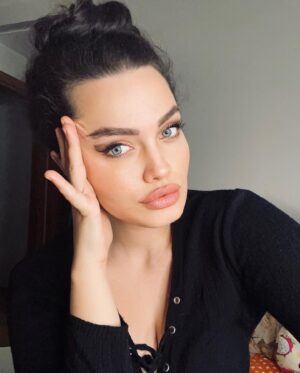 Deniz Durmaz Instagram - You choose 1 or 2🤔😘😘