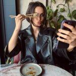 Deniz Durmaz Instagram - Bana en komik chopstick maceranı anlatır mısın? Ben ilk sushi maceramı aman yeto bu çubukları kullanamayacağım diye atıp çatal istemiştim.. Bön bön bakmışlardı. Öyle de yedim,napayım🤷‍♀️ Sonra tabi alıştık sticklere.. Fakat yine de bir Japon gibi kullanamıyorum😀