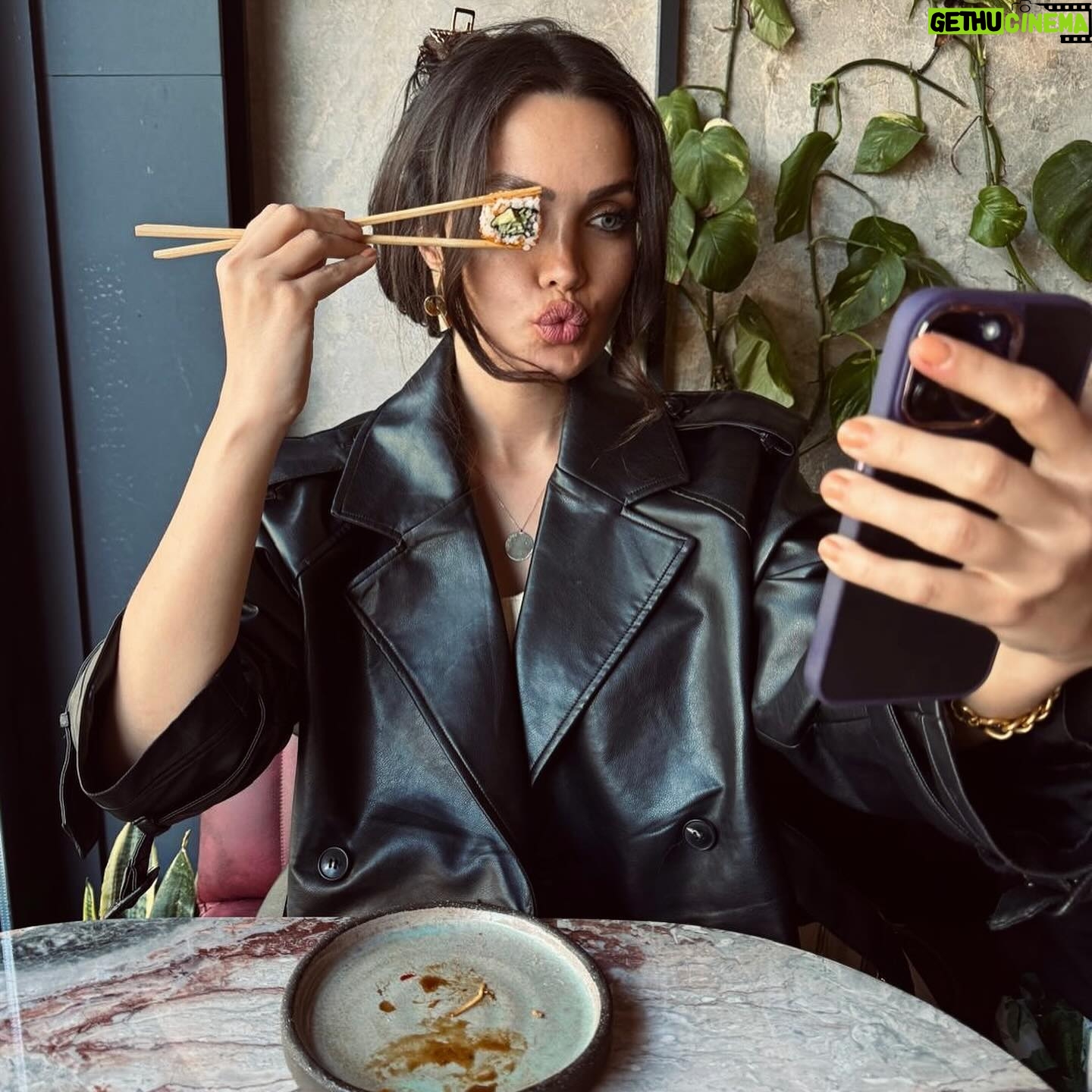 Deniz Durmaz Instagram - Bana en komik chopstick maceranı anlatır mısın? Ben ilk sushi maceramı aman yeto bu çubukları kullanamayacağım diye atıp çatal istemiştim.. Bön bön bakmışlardı. Öyle de yedim,napayım🤷♀️ Sonra tabi alıştık sticklere.. Fakat yine de bir Japon gibi kullanamıyorum😀