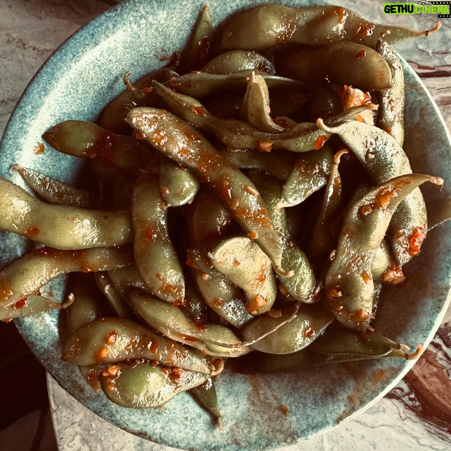 Deniz Durmaz Instagram - Bana en komik chopstick maceranı anlatır mısın? Ben ilk sushi maceramı aman yeto bu çubukları kullanamayacağım diye atıp çatal istemiştim.. Bön bön bakmışlardı. Öyle de yedim,napayım🤷♀️ Sonra tabi alıştık sticklere.. Fakat yine de bir Japon gibi kullanamıyorum😀