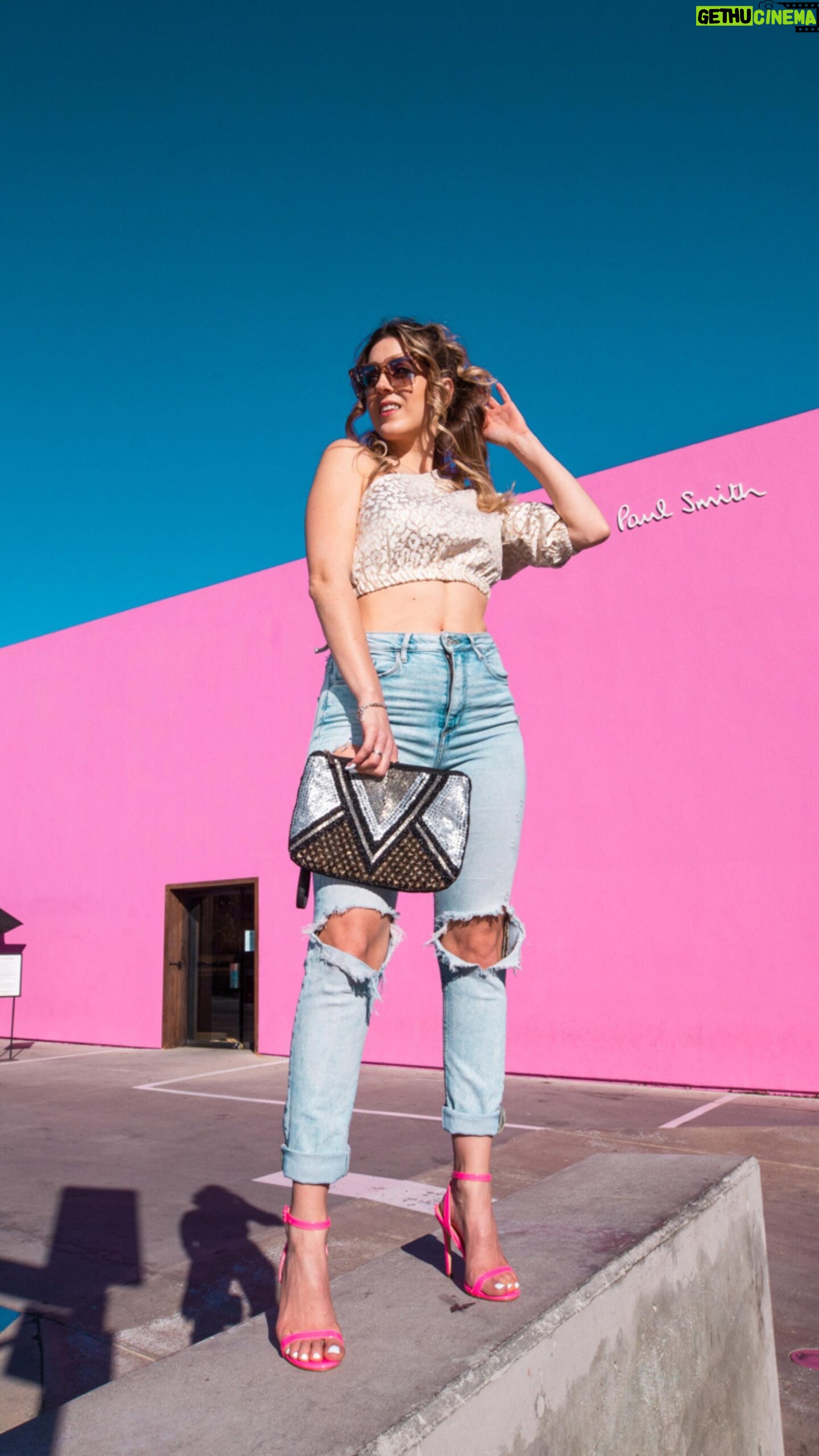 Denyzee Instagram - I’m a b*tch, i’m a boss 🎶 📸 @tammievalerofficial Votre mois de février se déroule comment /10? #fashion #photoshoot #la #losangeles #outfit #ootd #fashionblogger #fashionstyle #trusttheprocess #trust #confiance #motivation #motivational #paulsmith #paulsmithpinkwall #pinkwall #pinkaesthetic