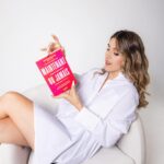 Denyzee Instagram - CONCOURS TERMINÉ ✅ Gagnez l’un des 20 exemplaires dédicacés de mon livre “Maintenant ou Jamais” ! ✨ J’ai 10 livres pour mes abonnés en France, Belgique ou Suisse et 10 pour ceux au Québec ! 🇫🇷🇧🇪🇨🇭🇨🇦 Pour participer, c’est simple : 1️⃣ Être abonné à mon compte Instagram @denyzee_ 2️⃣Taguez 2 amis en commentaire et écrivez le pays où vous vivez. 3️⃣ Like la publication. 🍀 Bonus: partage cette publication en story pour multiplier tes chances de gagner. C’est votre chance de découvrir ou de redécouvrir “Maintenant ou Jamais” et de plonger dans un voyage de réalisation de soi ! 🌈 📆 Le concours se termine le vendredi 8 décembre. Les gagnants seront annoncés dans mes stories et contactés en privé. Bonne chance à tous ! 🍀 📸 @aurorefouchez_ 💄 @makeupby.laure 📍 @studiomarcel.paris (merci @enrique_lemercier et toute l’équipe) #Concours #MaintenantOuJamais #Livre #Dédicace #France #Québec #Lecture #Inspiration