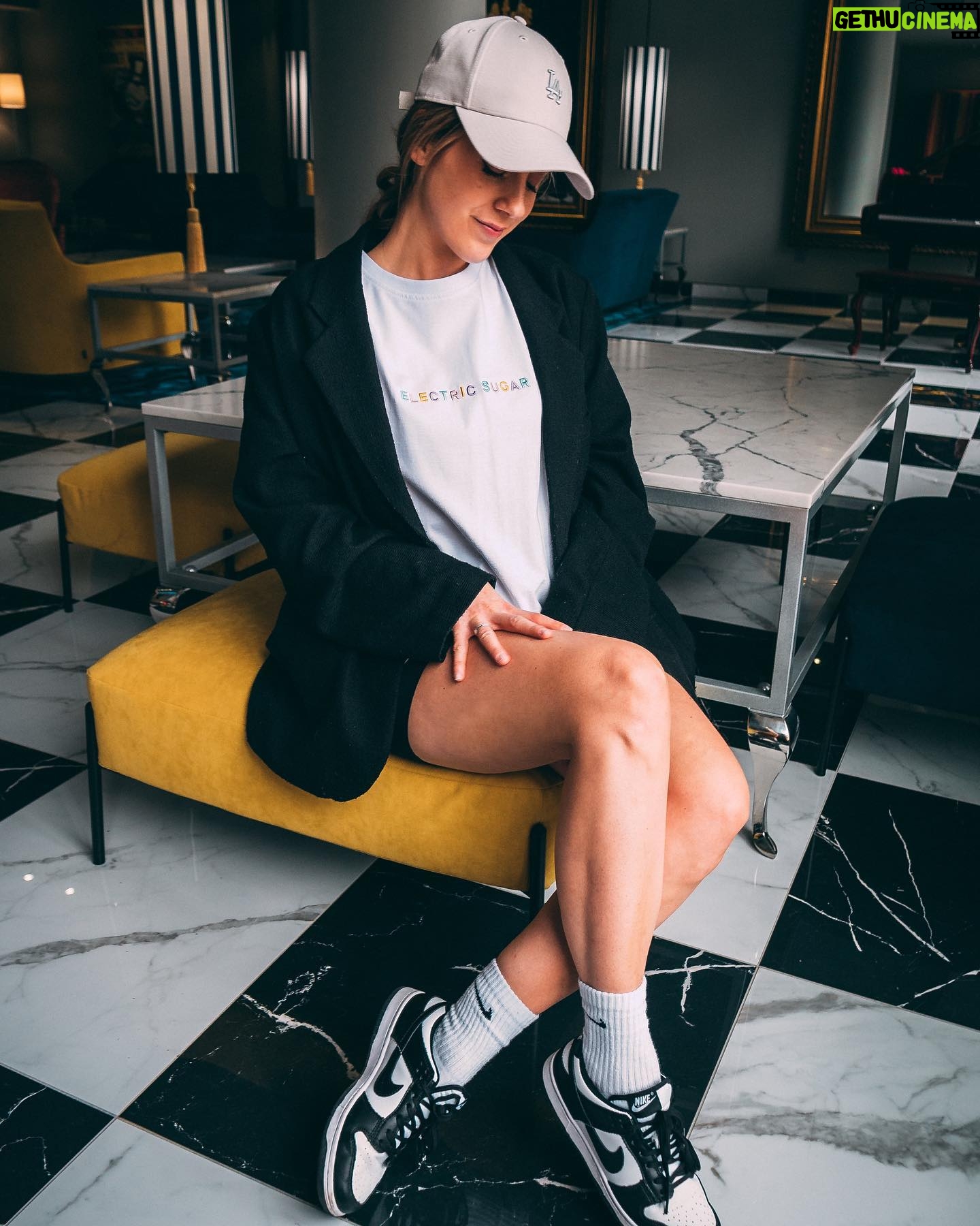 Denyzee Instagram - C’est la finale 🫡🔥 Pour ma marque bébé @electricsugar.co on vous gâte pour la fin officiellement de la collection: jusqu’à -60% sur tout!! C'est votre dernière chance de vous procurer nos vêtements uniques et originaux avant qu'ils ne soient plus disponibles. Ne manquez pas cette opportunité ! 🔥 Merci à toutes et tous pour votre soutien et pour vos nombreux messages 😍🥰 vous êtes incroyable! Pour toute commande passée en mars, on tire 5 clients au sort pour tenter de remporter une surprise de taille et un appel visio avec moi pour vous annoncer la grande nouvelle 🥳🥳🥰🥰 Trop hâte ☀️☀️🤍🤍 #fashion #outfit #streetwear