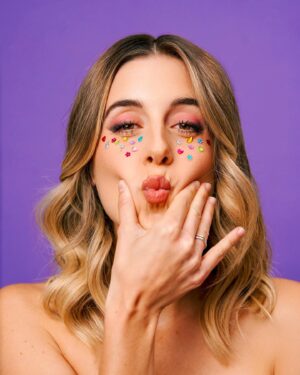 Denyzee Instagram - Nouvelle année, nouvelle photo de profil! Cette année je travaille sur des gros projets, en dehors de youtube, afin d’avoir de plus grands impacts auprès des gens, répandre du fun à plus grande échelle encore et encore et surtout permettre à chacun d’entre-vous de pouvoir réaliser vos rêves les plus fous. 

C’est ma mission pour 2023, on s’en reparle dans 362 jours 💜 vous, quels sont vos projets pour cette année?

📸@paulinedarley
📍@po.agency @studiomarcel.paris 

#2023 #selfie #portrait #purple #makeup #makeupinspiration #inspiration #portraitinspiration #photoshoot #portraitphotography #portraitphotoshoot #portraitphoto #hair #wavy #wavyhair #wavyhairstyle #haircut