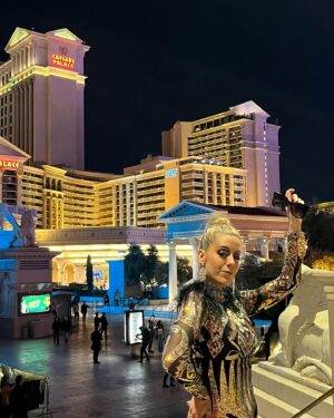 Denyzee Instagram - Bonsoir Paris, Bonsoir Québec, ici Céline! (de wish) 🤣🤣 Nouvelle vidéo sur YouTube! Qui l’a vu? Voici un petit photo dump de ces incroyables moments à Las Vegas 🎰✨ Notez la ressemblance sur /10 dans les commentaires. 

Thanks to @bodyguard_buddha for being our angel of the day!

Merci à mon équipe de choc @manontuf et @amandine_gros_ ✨

#celine #celinedion #24h #doppleganger #sosie #sosiecelinedion #sosies #lasvegas #vegas #photodump #decemberdump #celinedionvegas