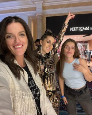 Denyzee Instagram - Bonsoir Paris, Bonsoir Québec, ici Céline! (de wish) 🤣🤣 Nouvelle vidéo sur YouTube! Qui l’a vu? Voici un petit photo dump de ces incroyables moments à Las Vegas 🎰✨ Notez la ressemblance sur /10 dans les commentaires. 

Thanks to @bodyguard_buddha for being our angel of the day!

Merci à mon équipe de choc @manontuf et @amandine_gros_ ✨

#celine #celinedion #24h #doppleganger #sosie #sosiecelinedion #sosies #lasvegas #vegas #photodump #decemberdump #celinedionvegas