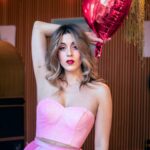 Denyzee Instagram - It's valentine's day! ❤️ À quel point vous aimez cette journée de 0 à 10? Je vous propose un jeu cocasse pour cette journée particulière. Célébrons l'amour, mais façon Denyzee... que tu sois en couple, célibataire, retraité ou enceinte, envoies la disquette la plus drôle à ton pote/mec/ex/crush/voisin/fils pour lui faire la plus belle déclaration d’amour ❤️🤣 Puis sinon, pour les célibataires qui me suivent, je vous souhaite de l'amour, de belles surprises et de beaux moments de partages avec de nouvelles personnes pour cette année. Et pour éviter les rencontres malaisantes et rencontrer les personnes qui ont les mêmes envies que toi, rendez-vous sur @fruitz_app pour trouver ton match parfait 🍒🍇 📸 @samturgeon #partenariatrémunéré #collaboration #valentine #valentines #valentinesday #saintvalentin #saint #fashion #pink #pinkdress #roberose #rose #love #outfit #ootd #fashionstyle #fashionphotography