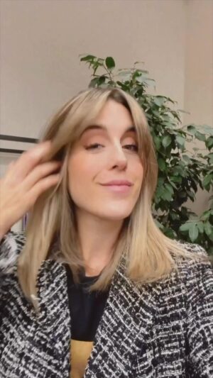 Denyzee Instagram - Qui ici a besoin de changement? Moi j’en avais énormément besoin et j’ai opté pour la petite frange. J’avais peur, mais finalement je trouve que c’est mignon. Merci à @virginietrc pour avoir pris soin de ma touffe! Avez-vous déjà osé les franges? 🤩💇🏼‍♀️ #haircut #hairstyle #hair #haircolor #hairtransformation #hairstyleoftheday #cheveux #coupe #coupedecheveux #coupecarré #coiffure #coiffeur