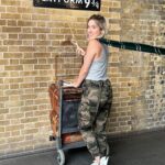 Denyzee Instagram - Halloween à Poudlard 🎃🪄 i wish you the best Halloween ever little wizards. ☠️ petit vlog de mes quelques jours en Angleterre, sous la thématique de la magie et de la découverte. Tague là personne avec qui tu voudrai devenir ici, en commentaires. 📌 Pour info, ça a été tourné à Londres aux @wbtourlondon et une autre partie en Écosse au viaduc de Glennfinmann #harrypotter #poudlard #halloween #halloweendecor #halloween2022 #england #angleterre #warner #warnerbros #warnerbrosstudios