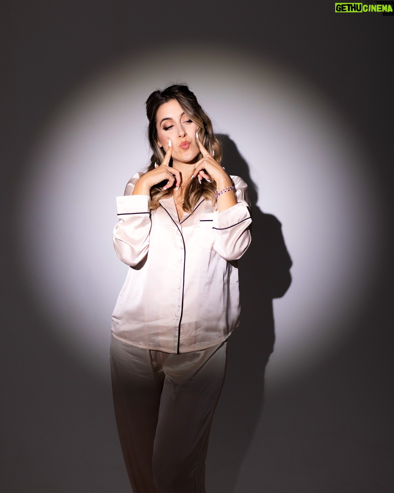 Denyzee Instagram - Ici Madame Irma 🔮 je vois dans ma boule plein de beaux moments avec ceux que vous aimez dans les jours qui arrivent... Alors, je vous souhaite de belles fêtes, plein d'amour et surtout de répondre à cette question: Qu'est-ce qui te rend unique et différent(e) des autres? 👀 Bisoussss la famille 😘😘 et Noyeux Joël! Tata dédé xx 📸 @aurorefouchez_ 💄 @makeupby.laure 📍 @studiomarcel.paris @enrique_lemercier #cartes #jeudeconversation #jeuconversationnel #jeux #jeu #carte #joyeuxnoël #cadeaunoël #cadeau #cadeaux #photoshoot #shoot #photography