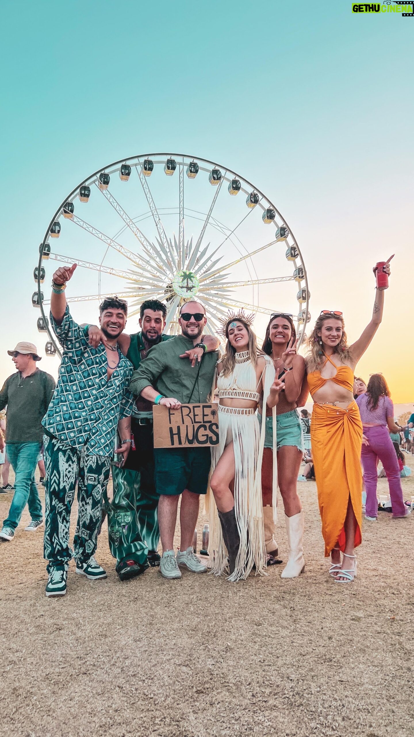 Denyzee Instagram - Récap de mes 3 jours de folie passés à Coachella avec #cokestudio. Merci @cocacolafr de m’avoir permis de vivre cette incroyable expérience avec des personnes en or ✨🎡 #coachella #coachella2023 #recapcoachella #vlogcoachella #coachellaoutfit