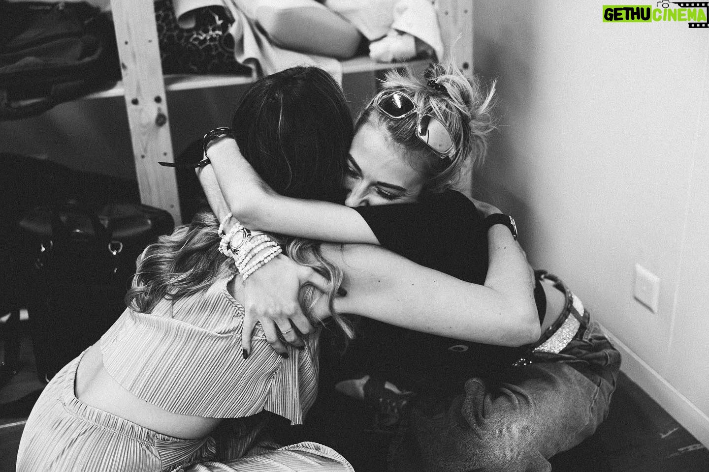 Denyzee Instagram - Le cœur rempli d’émotions 🥰🇨🇭Week-end de folie au @royaumeduweb où j’ai pu de nouveau vous voir, vous serrer dans les bras, vous faire rire et parfois pleurer 🥹 Ça fait 4 ans que ce moment devait arrivé et je peux enfin cocher cet événement de ma bucketlist ✅ Un énorme merci à tous ceux qui étaient présent ce week-end à Genève pour ces instants magiques qui resteront à jamais gravés dans ma mémoire. Sous l’objectif de @flavian_couvreur et @laurag_photo 🤍🤍 Merci à @bertrandsaillen et au @royaumeduweb pour votre confiance et pour m’avoir confié l’animation de la scène des créateurs pendant 72h, moi qui n’ai jamais fait ça. Je suis quasiment prête pour un one woman show après tout ça! J’ai eu la chance de recevoir des invités d’exception et d’échanger avec eux sur divers sujets 🤍 merci à touuuuss, merci la suisse, merci mes cœurs pour ces instants intenses en émotions 🔥 Votre hôte, tata dede 🥲😇 #royaume #royaumeduweb #geneve #danse #challenge #animation #evenement #event #octobre