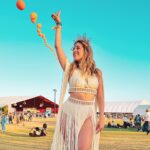 Denyzee Instagram - Coachella jour 3 🎡☀️ dernière journée pour clôturer le festival et aujourd’hui c’était: @willowsmith, @blink182 et @skrillex 🤯 Vous trouvez pas que je ressemble à la statue de la liberté?🗽🤣 note mon outfit /10. #coachella #coachellaoutfit #ootd #coachellastyle #coachellafestival #coachella2023