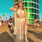 Denyzee Instagram - Coachella jour 3 🎡☀️ dernière journée pour clôturer le festival et aujourd’hui c’était: @willowsmith, @blink182 et @skrillex 🤯 Vous trouvez pas que je ressemble à la statue de la liberté?🗽🤣 note mon outfit /10. #coachella #coachellaoutfit #ootd #coachellastyle #coachellafestival #coachella2023