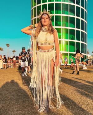 Denyzee Instagram - Coachella jour 3 🎡☀️ dernière journée pour clôturer le festival et aujourd’hui c’était: @willowsmith, @blink182 et @skrillex 🤯

Vous trouvez pas que je ressemble à la statue de la liberté?🗽🤣 note mon outfit /10.

#coachella #coachellaoutfit #ootd #coachellastyle #coachellafestival #coachella2023
