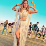 Denyzee Instagram - Coachella jour 3 🎡☀️ dernière journée pour clôturer le festival et aujourd’hui c’était: @willowsmith, @blink182 et @skrillex 🤯 Vous trouvez pas que je ressemble à la statue de la liberté?🗽🤣 note mon outfit /10. #coachella #coachellaoutfit #ootd #coachellastyle #coachellafestival #coachella2023