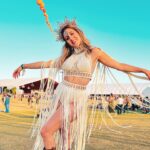 Denyzee Instagram - Coachella jour 3 🎡☀️ dernière journée pour clôturer le festival et aujourd’hui c’était: @willowsmith, @blink182 et @skrillex 🤯 Vous trouvez pas que je ressemble à la statue de la liberté?🗽🤣 note mon outfit /10. #coachella #coachellaoutfit #ootd #coachellastyle #coachellafestival #coachella2023