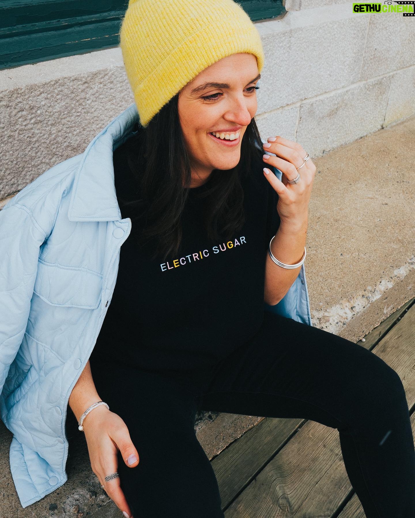 Denyzee Instagram - C’est la finale 🫡🔥 Pour ma marque bébé @electricsugar.co on vous gâte pour la fin officiellement de la collection: jusqu’à -60% sur tout!! C'est votre dernière chance de vous procurer nos vêtements uniques et originaux avant qu'ils ne soient plus disponibles. Ne manquez pas cette opportunité ! 🔥 Merci à toutes et tous pour votre soutien et pour vos nombreux messages 😍🥰 vous êtes incroyable! Pour toute commande passée en mars, on tire 5 clients au sort pour tenter de remporter une surprise de taille et un appel visio avec moi pour vous annoncer la grande nouvelle 🥳🥳🥰🥰 Trop hâte ☀️☀️🤍🤍 #fashion #outfit #streetwear