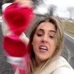Denyzee Instagram - Pour Noël, je vous souhaite de ne rien oublier, pas comme Bernadette 🤣🤣 JOYEUX NOËL 🎄 Envoie ça à un(e) personne qui est tête en l’air et ne dit rien 😂😂🥳🥳 #fun #humour #funny #meme #fail #lol #funnyvideos #funnymeme #funnyvideo #drole #videodrole #drolehumour