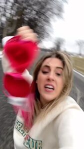 Denyzee Instagram - Pour Noël, je vous souhaite de ne rien oublier, pas comme Bernadette 🤣🤣 JOYEUX NOËL 🎄 Envoie ça à un(e) personne qui est tête en l’air et ne dit rien 😂😂🥳🥳 #fun #humour #funny #meme #fail #lol #funnyvideos #funnymeme #funnyvideo #drole #videodrole #drolehumour